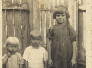 Od lewej: Kropka, Jaś i Terenia. Zdjęcie zrobione około rok przed pacyfikacją Soch (fot. archiwum autorki, materiały prasowe)