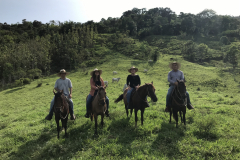 Wiktoria z rodziną Castaño podczas przejażdżki na ich farmie w Kolumbii, 2019. Archiwum Wiktorii Kotwickiej